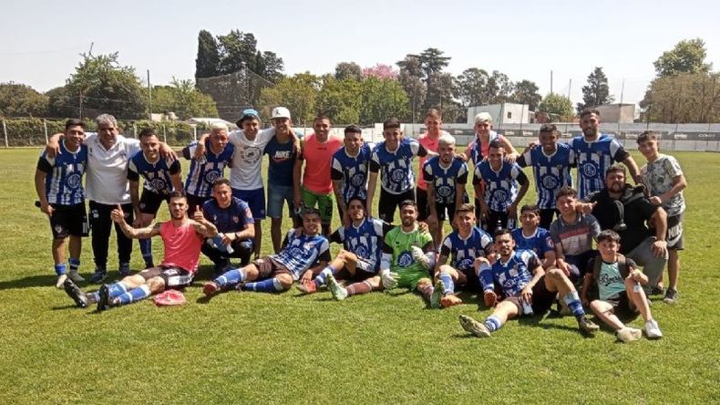 DOMINGO PERFECTO. Los Metaleros celebraron la cima en soledad. Foto: Mario Cacerez..