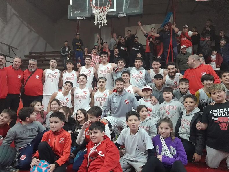 Sportivo Pilar celebró su victoria con Mariano Raazano otra vez con la 10 del Rojo.