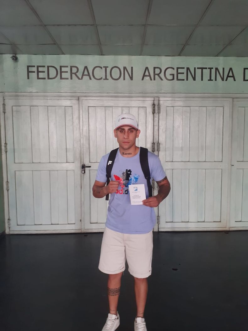 PROFESIONAL. Luciano Rueda con su licencia de la FAB.