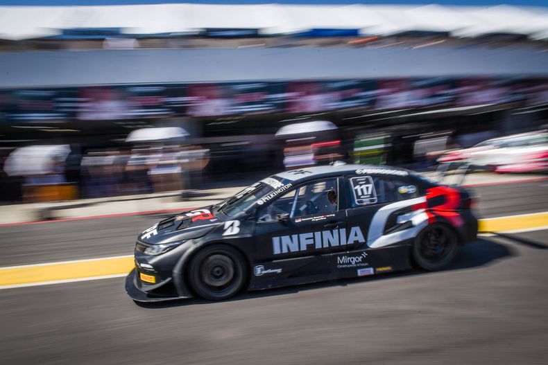PODIO. Pechito López llevó al Toyota de Rossi al 2º puesto del sprint.