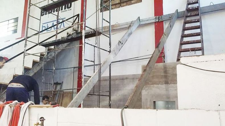 El Rancho completo. En Atlético Pilar siguen las obras para darle un marco ideal a la segunda temporada en el Torneo Federal. La dirigencia está en pleno proceso de completar la tribuna cabecera del gimnasio de básquet, para tener terminado todo en el inicio de la 2016/17. La capacidad completa pasará a tener 700 localidades..