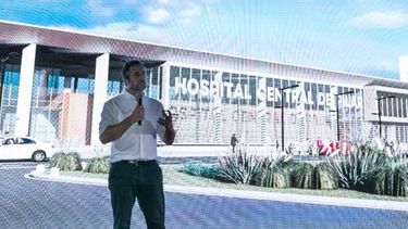 IMÁGENES. Achával dio detalles de la obra frente al lugar donde empezará a construirse..
