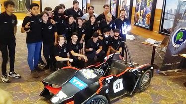 A TODA MARCHA. La escudería de la escuela Técnica de Pilar con su auto terminado..