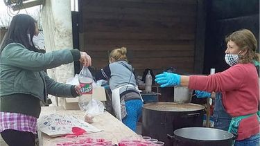 AYUDA. Sandra, Susana y Rosa cocinan tres veces por semana. .