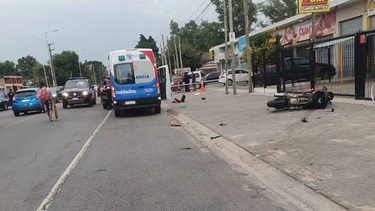 IMPACTO. El choque entra la moto y el Chevrolet Aveo se produjo en la Ruta 26,&nbsp;