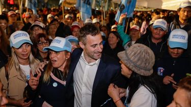 Achával celebra la creación de la Universidad de Pilar con un grupo de pilarenses que hicieron la vigilia frente al Congreso.&nbsp;