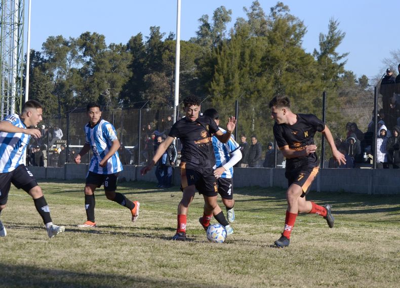 ATAQUE. Lucas Vallejos y Tomás Palpacelli tuvieron las chances más claras del Rancho.
