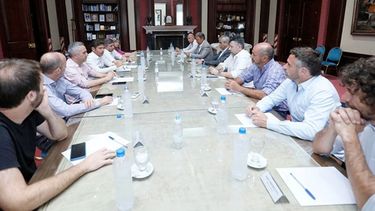 A LA MESA. Achával participa del grupo de intendentes que busca incidir en las decisiones..