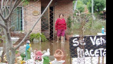 El agua ya ingresó a algunas viviendas..