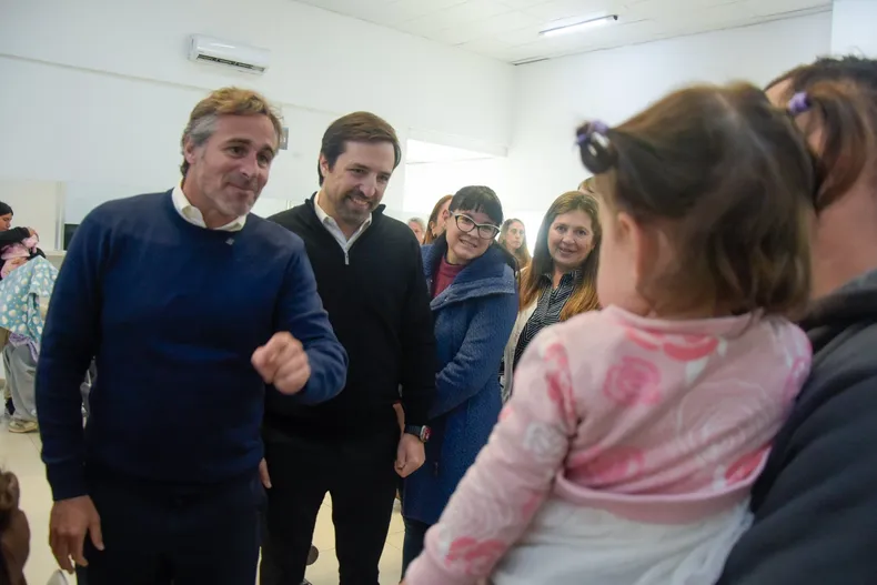 VISITAS. Federico Achával recorrió la maternidad junto a Nicolás Kreplak.