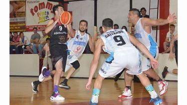Leo Hasenauer rodeado por la defensa de Escobar..
