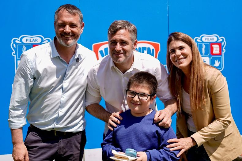 PARA VERTE MEJOR. Achával, Laurent y Peralta entregaron anteojos.