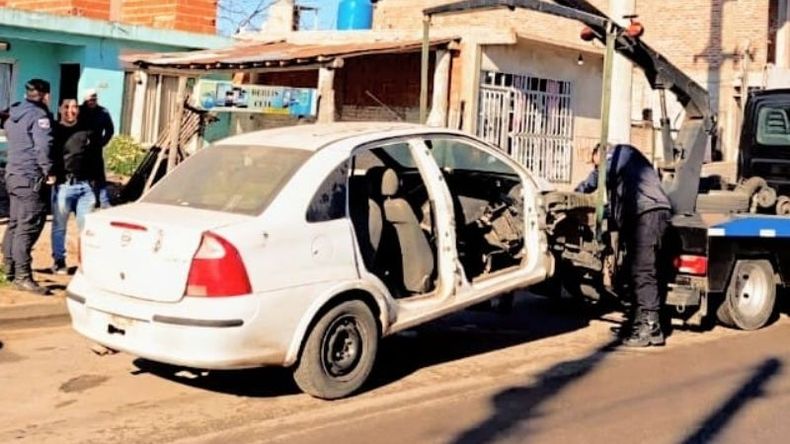 El allanamiento fue realizado en una propiedad de Moreno donde se encontraron autos desguazados. Foto @juancaimpacto.