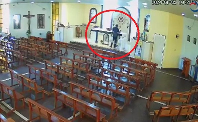 El robo fue registrado por la cámara de la parroquia.