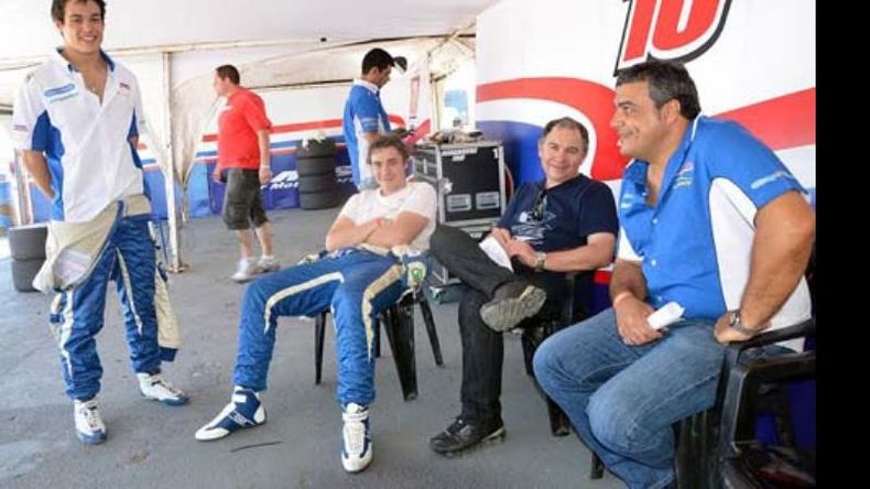 Diego junto a su compañero de equipo, Sganga, y su papá Javier Azar, en el box del Azar Motorsport..