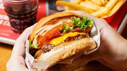 La cadena gastronómica lanza un promo limitada de 50 Cheeseburgers con papas fritas a $2.500 por local. La cadena gastronómica lanza un promo limitada de 50 Cheeseburgers con papas fritas a $2.500 por local.