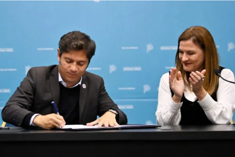 El gobernador, Axel Kicillof, junto a la ministra de Mujeres y Diversidad bonaerense, Estela Díaz.