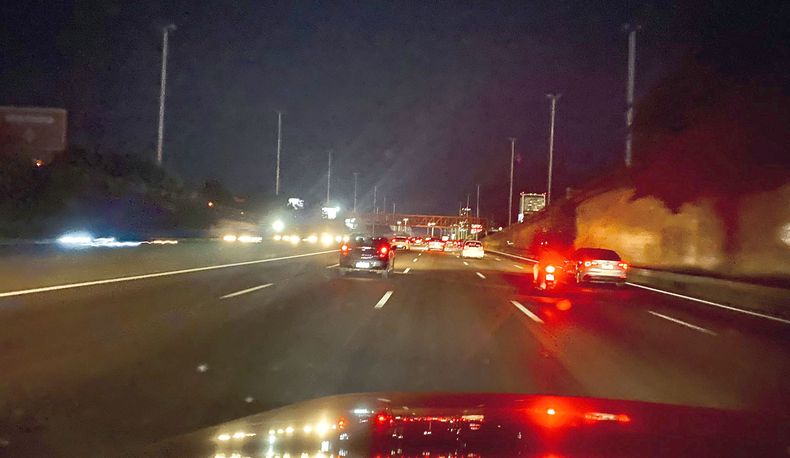 Hace meses que Gral. Paz, entre Panamericana y Lugones, está a oscuras. @AuSol_AR piensan repararlas algún día o nos tendremos que acostumbrar a transitarla a oscuras? Edu Menna / @holy_joe.
