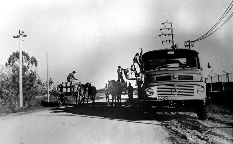 Escena típica registrada a principios de la década del 80: productores de leche la trasvasan al camión recolector. &nbsp;