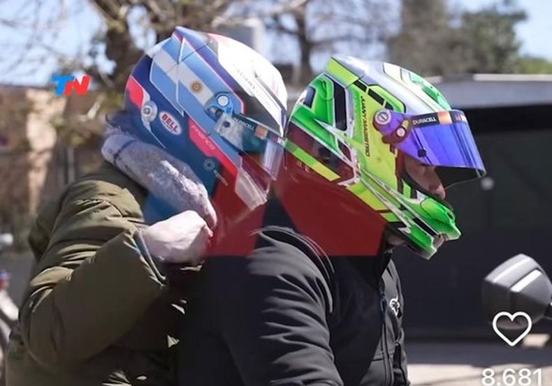En moto y con el casco de su hijo: así fue a votar Andrea, la mamá de Franco Colapinto, a una escuela de Pilar.&nbsp;