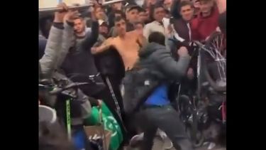 A LAS PIÑAS. La pelea en el tren San Martín fue filmada y se viralizó.