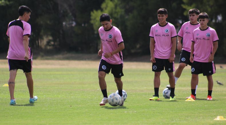 PRETEMPORADA. Lucas Chambi lleva la pelota. Los jugadores trabajaron en Comunidad Deportiva.
