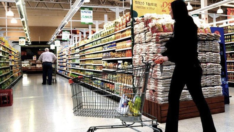 CUANTO CUESTA VIVIR: A lo largo de los doce meses de 2023 el costo de la canasta alimentaria acumuló un incremento de 258,2%.