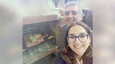 El asadito. Rituales y cábalas rodean los días de elecciones desde tiempo remotos. A pesar de ser su primera experiencia en las urnas, la ahora candidata electa Jesica Bortule, también apeló a ellos, el domingo de la elección. Así, posteó en su cuenta de Twitter, una foto junto a su padre, quien por lo que se ve, preparó un asado, tal vez presagiando lo que horas después sería el festejo de Cambiemos en Pilar. “Mi viejo hizo asado para pasar un rato de este domingo tan especial todos juntos. Qué importante es la familia”, tuiteó Jesi..