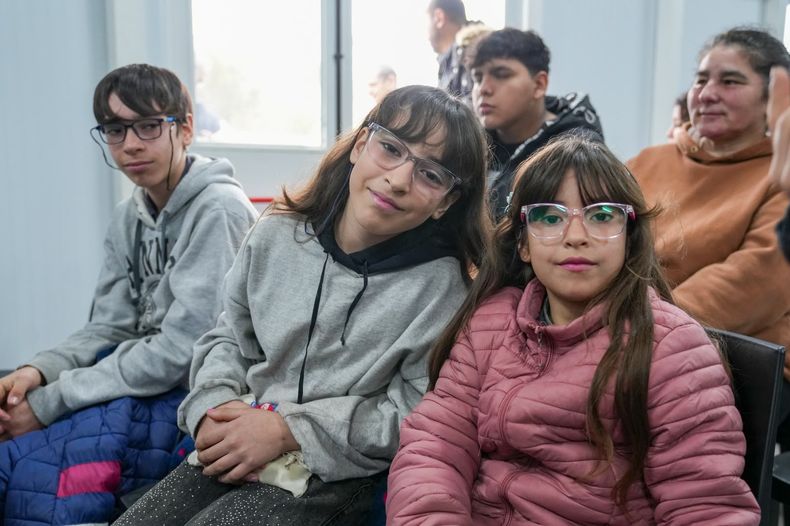 chicos de entre 6 y 12 años recibieron sus anteojos en Manuel Alberti.