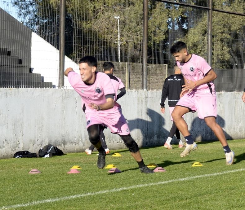 ENTRENAMIENTO. Mathías Crocco pica en punta; detrás Nahuel Ríos.