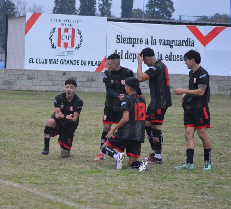 Los pibes de Atlético quieren volver a festejar en casa.