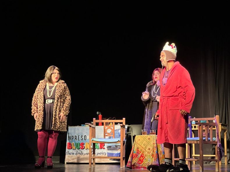 El Teatro Alonso festeja. Con la &ldquo;Variet&eacute; teatral&rdquo; a cargo de la Comedia del Pilar &ndash;llevada a cabo este viernes a sala llena-, comenzaron oficialmente los festejos por el 50&ordm; aniversario del Teatro Municipal &Aacute;ngel Alonso, emblema de la cultura pilarense. La encargada de poner primera fue la compa&ntilde;&iacute;a m&aacute;s longeva del distrito, que hizo re&iacute;r a todos. Este domingo las funciones comenzar&aacute;n a las 15 con &ldquo;La Patrulla Erre&rdquo;, de Prevenidas Compa&ntilde;&iacute;a Teatral; siguiendo a las 20 con &ldquo;Recordadas&rdquo; microteatro de la compa&ntilde;&iacute;a La Teatralera.