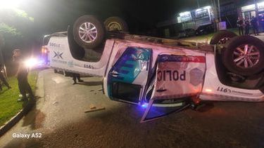 VOLCADO. Así quedó el patrullero en Ruta 8 y Guido.