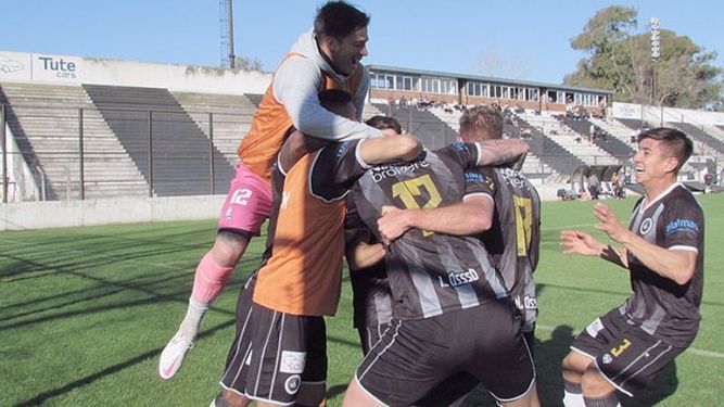 MONTAÑA DE ALEGRÍA. Los jugadores de Real festejan la victoria. (Foto. Nayla Álvarez)..