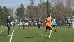 PRÁCTICA. Raya mira el entrenamiento en espacios reducidos del plantel. FOTO: PRENSA REAL PILAR..