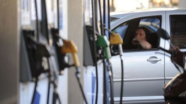 ¿MÁS BARATA? Si se deroga la tasa, bajaría levemente el combustible..