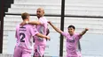 ABRIÓ EL MARCADOR. Marcos Riquelme felicita a Valentín Gelos que acaba de marcar el primer gol de Real Pilar. Atrás, festeja Franco Camargo.&nbsp;