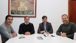 A LA MESA. Achával, Granados y García junto a Francisco Echarren, en Castelli. A LA MESA. Achával, Granados y García junto a Francisco Echarren, en Castelli.