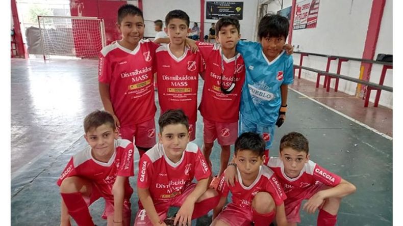 TRIUNFAZO. La 2012 de Sportivo ganó 2-0 y bajó al puntero de la categoría. .