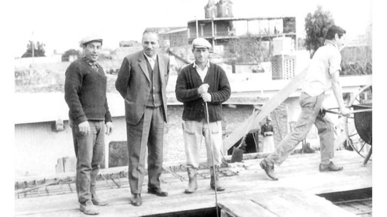Construcción del edificio de Independencia y Víctor Vergani, en 1978. En el centro de la imagen se ubica el mentor del proyecto, don Pedro Bartolacci..