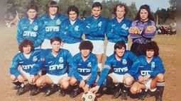 CAMPEÓN 1988. Uno de los equipos de aquel Flecha Azul, que obtuvo el único título en la Liga Escobarense. Los nombres Juan Ferreira, Joaquín Largo, José Rivarola, José Zúccaro, Jorge Steven y Juan Funes (arriba); Mario Aguilar, Pinky Bottarelli, Fabián Díaz, Miguel Coronel y Hugo Astudillo (abajo). .