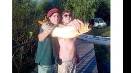 El dorado. La pesca, como todas las actividades humanas, tiene ciertas reglas. Una es tratar de que las piezas capturadas se vean lo más grandes que se pueda. Para ello, hay varias técnicas. Tomar el pescado con el brazo estirado para colocarlo cerca de la lente de la cámara, mientras el cuerpo del pescador queda más atrás ayuda a que la pieza parezca mayor de lo que es. Aquí, el director de prensa del Municipio, Maximiliano Ponce de León, la pone en práctica para hacer crecer este bell.