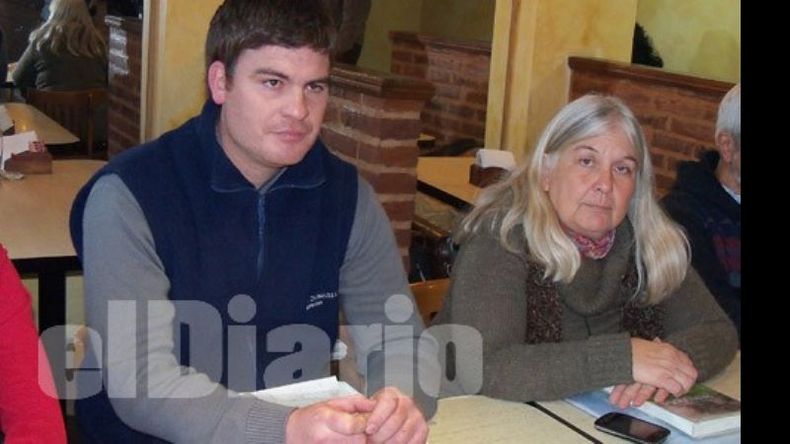Una rareza en la política. Sepulveda (izq.) hace campaña cuando sale de trabajar..