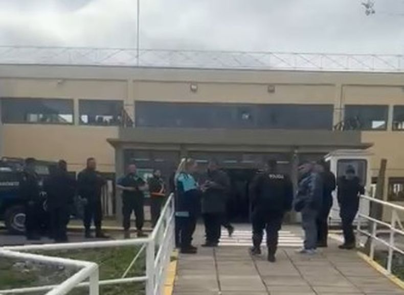 Los peritos revisando el Campus Pilar de la USAL luego de una de las amenazas de bomba.