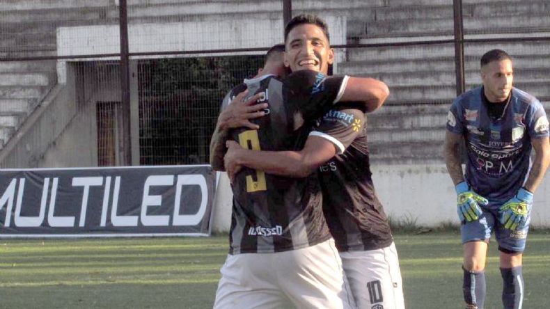 GOLEADORES. Arricau recibe el abrazo de Lucas Ríos (10), tras el 2-0 parcial (Foto - Prensa Real Pilar)..