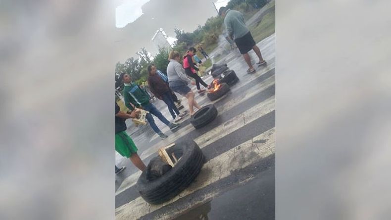 PIQUETE. Tras el corte de la autovía, rápidamente volvió la luz..