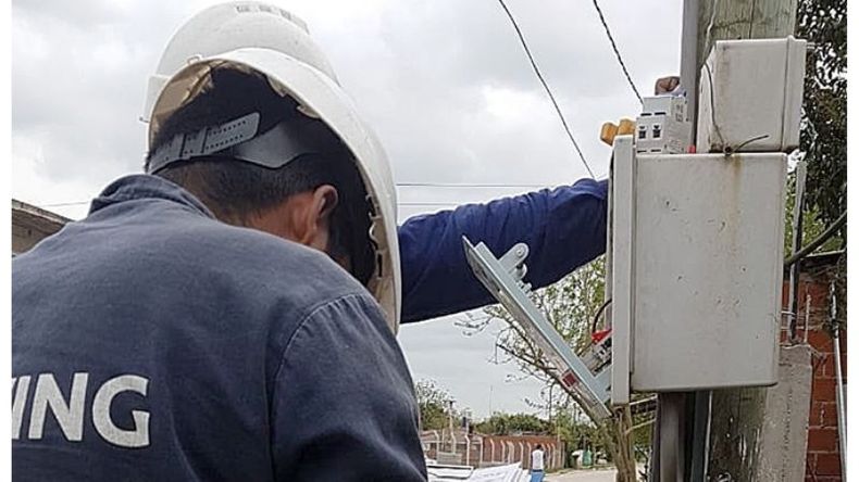 RECONEXIÓN. La cuadrilla de Edenor le reestableció el servicio a Wilma..