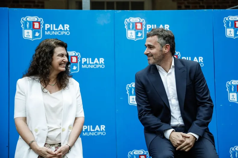 Federico Achával anunció la construcción del edificio junto a la rectora de la universidad, Lizzie Wanger.