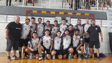EQUIPO. El plantel de Muni Pilar que se trajo un punto de Caseros.