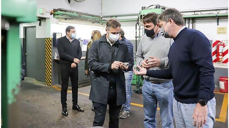 PRODUCCIÓN. Achával recorrió la empresa que fabrica cargas para exploración petrolera..